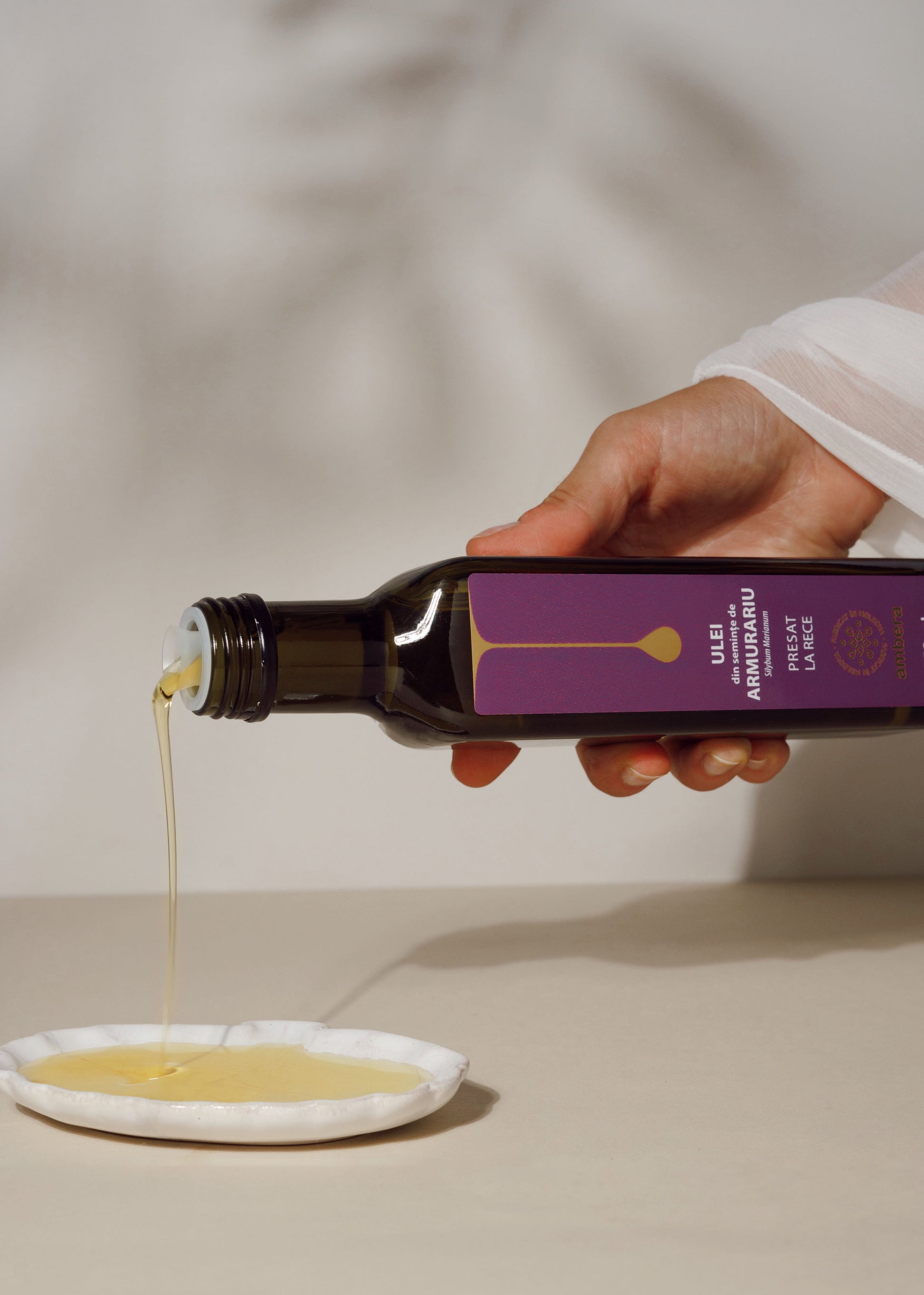 Detaliu etichetă ulei de armurariu Ambera, produs 100% natural din Moldova pentru detoxifiere