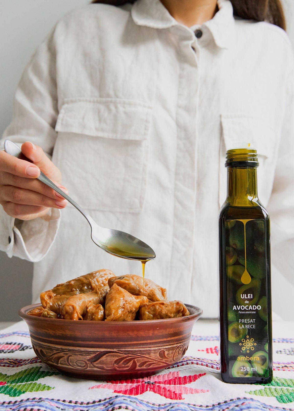 Detaliu etichetă ulei de avocado Ambera, produs 100% natural din Moldova