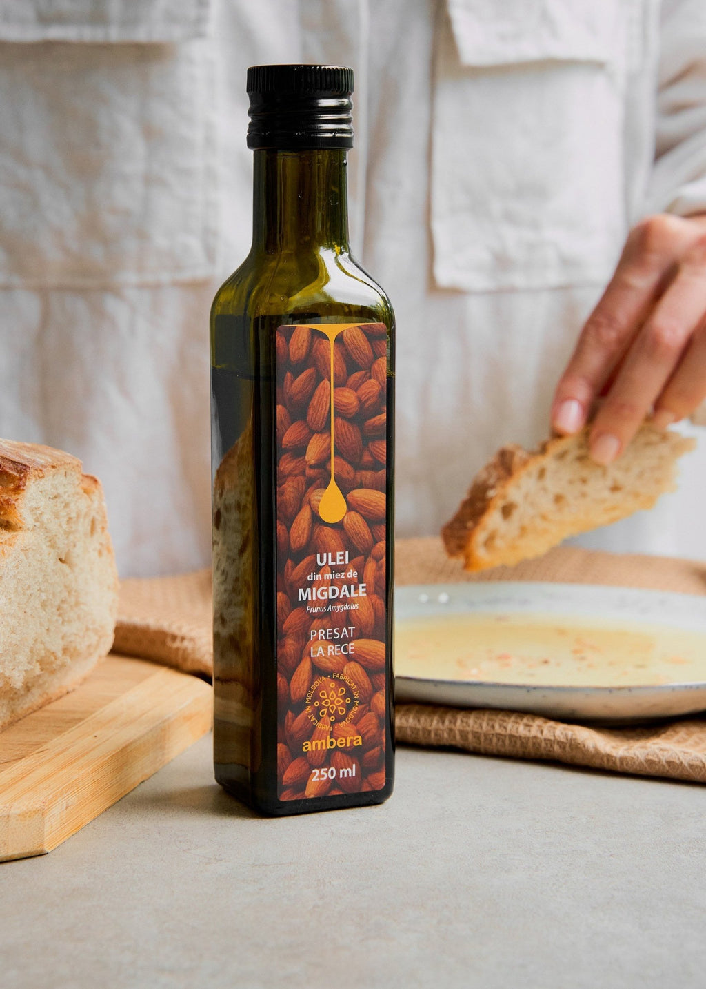 Detaliu ulei de migdale Ambera, 100% natural din migdale dulci pentru îngrijire naturală